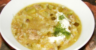 Суп рассольник с рисом  солеными огурцами и курицей