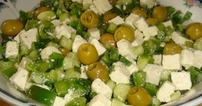 Зелёный греческий салат с сыром фета