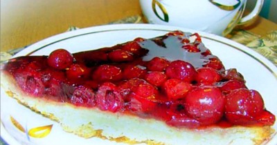 Творожный пирог с ягодами вишни и желатином