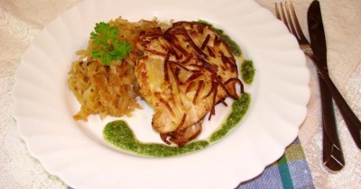 Куриное филе в картофеле с гарниром и соусом