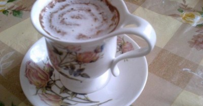 Домашний кофейный напиток с шоколадом и сливками