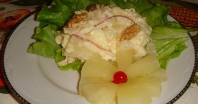 Салат с ананасами, яблоком и сельдереем