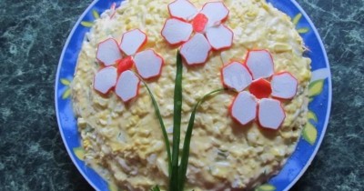 Салат с плавленным сыром, огурцом и крабовыми палочками
