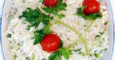 Салат Свежесть с куриной грудкой, зеленым луком и огурцом