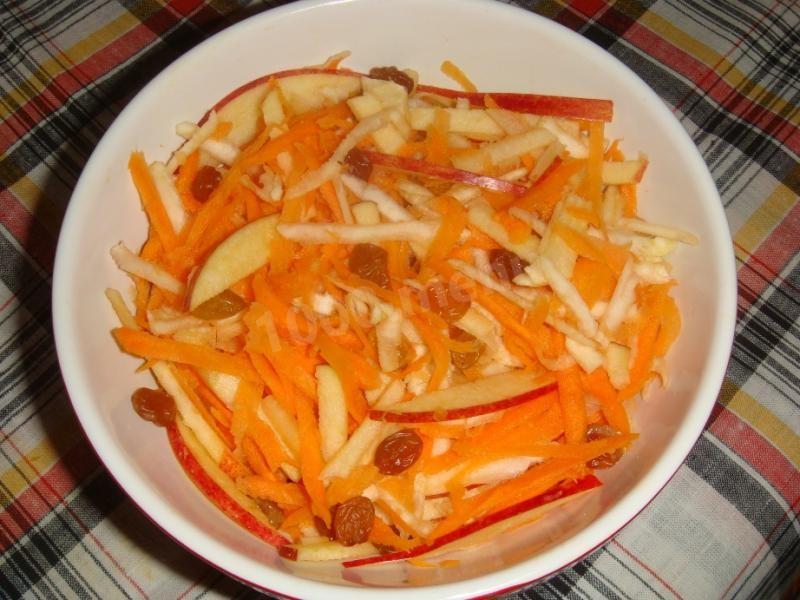 Салат из сельдерея с яблоком и морковью. Салат из моркови яблока и изюма. Корневой сельдерей с морковкой. Салат из корня сельдерея и моркови.