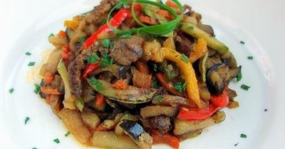 Овощное рагу кабачки, баклажаны тушеные с мясом и картошкой