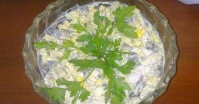 Салат из куриных грудок с ананасами, грибами и твердым сыром