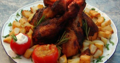 Жареные куриные голени на сковороде с карри