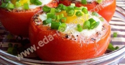 Яйца с помидорами жареные