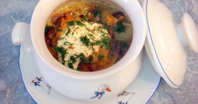 Куриные сердечки с картошкой и сметаной в горшочке