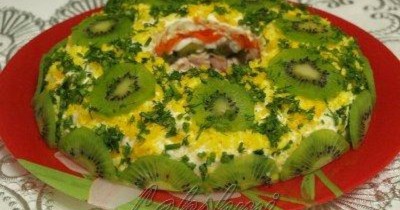 Салат с курицей, корейской морковью и киви Малахит