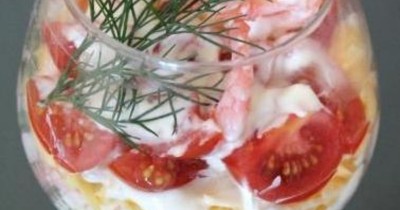 Порционный салат в креманках сыр яйца креветки помидоры