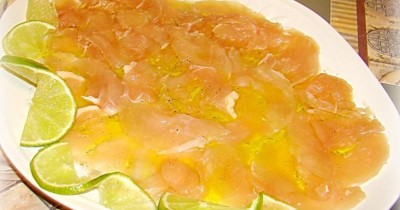 Мясная тарелка из куриного карпаччо с лимоном и лаймом