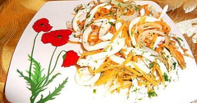 Салат кальмары с луком и морковкой