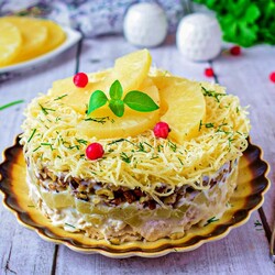 Салат с ананасами и курицей