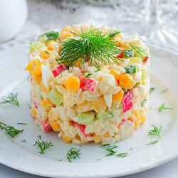 Крабовый салат с рисом и кукурузой