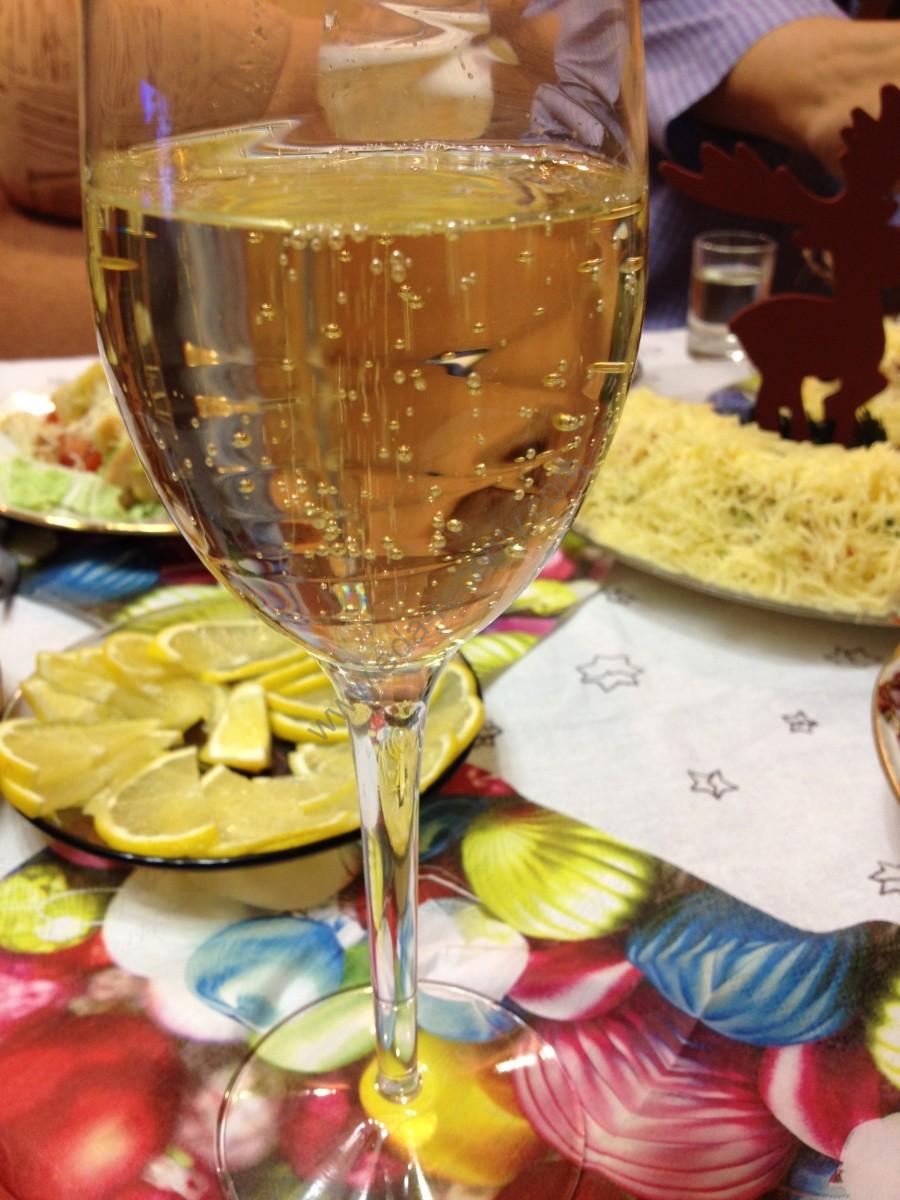 фото шампанского с бокалами и фруктами