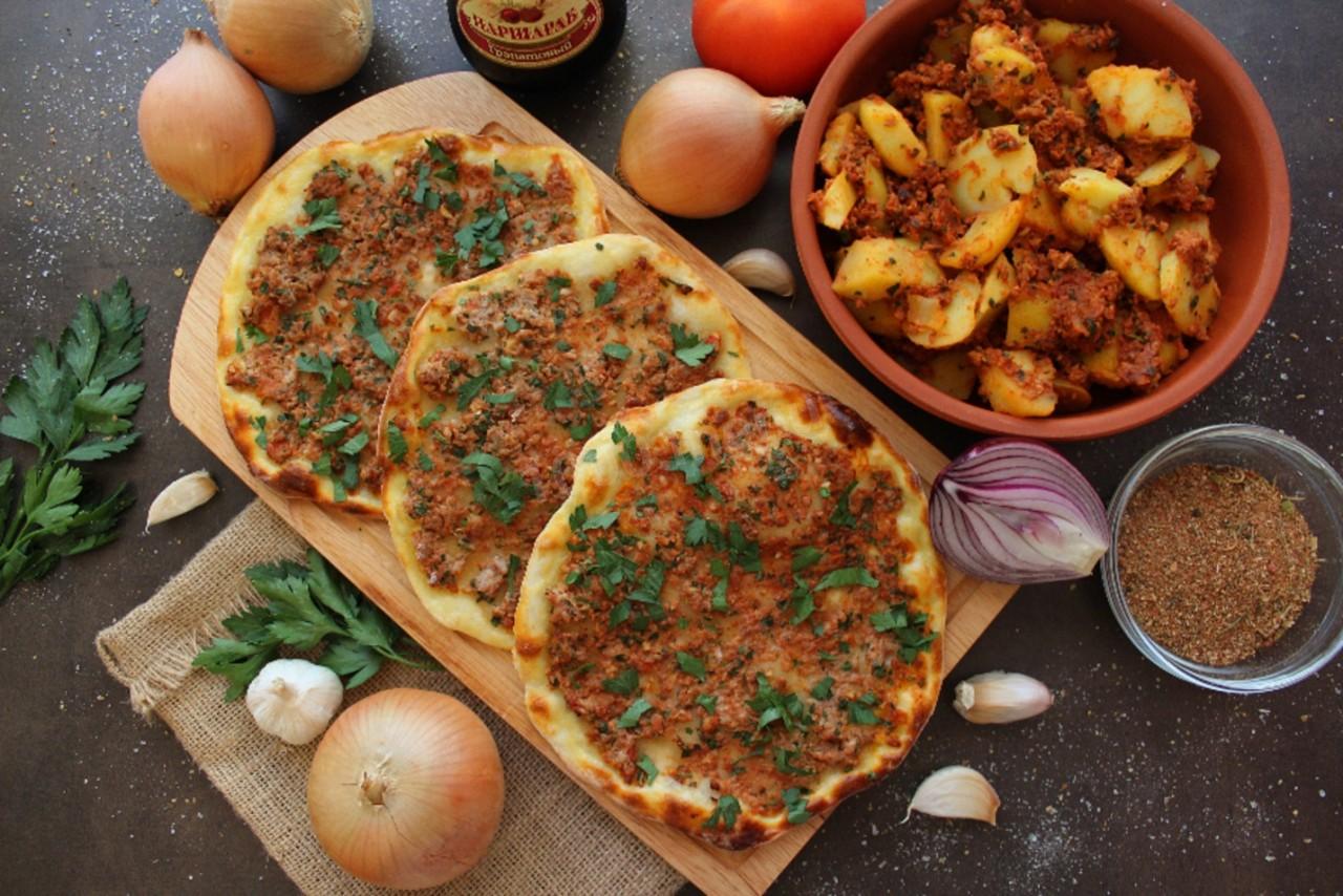 турецкая пицца с фаршем и помидорами в духовке фото 22