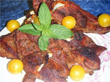 Баранина в пиве с алычой