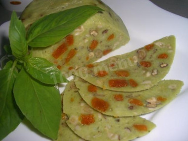 Домашний сыр с курагой и грецкими орехами