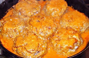 Ежики в томатном соусе с рисом капустой и фаршем