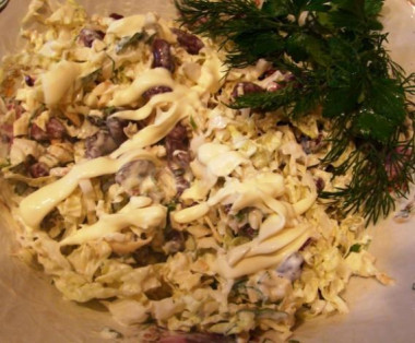 Фасолевый салат с копченым сыром