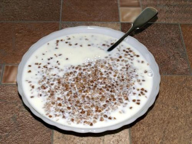 Сладкая гречневая каша с молоком классическая
