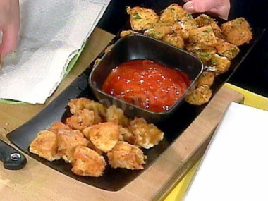 Гренки с соусом из запеченных томатов