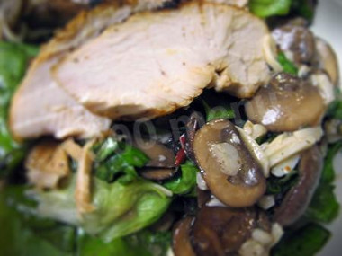 Грибной салат с куриной грудкой и перепелиными яйцами