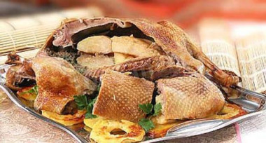 Гусь с яблочно-ромовой начинкой