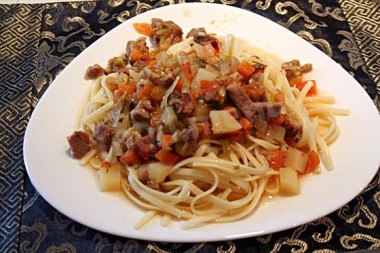 Густая лапша с мясоовощной подливкой