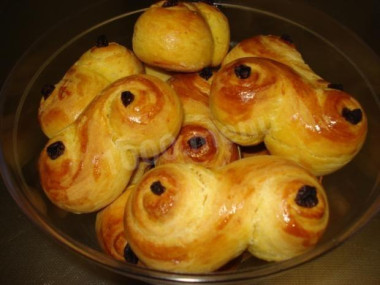 Булочки плюшки с творогом с изюмом
