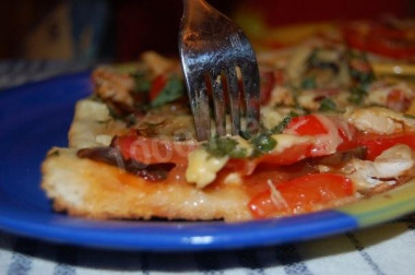 Итальянская тонкая пицца с ветчиной, сыром и грибами