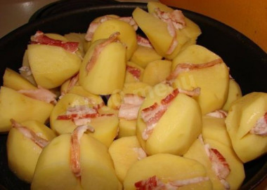 Вкусная картошечка на сале с укропом в духовке