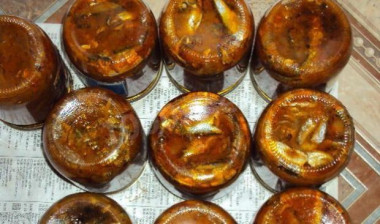 Килька в томатном соусе с помидорами и морковью