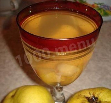 Компот из айвы с белым вином
