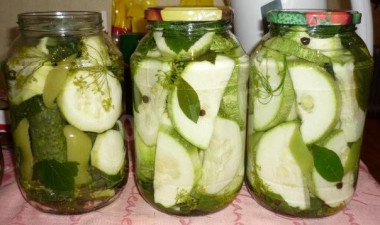 Консервированные кабачки с хреном и листьями смородины