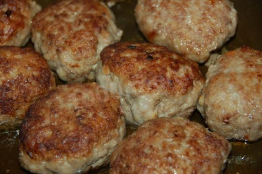 Котлеты из свино-говяжьего фарша с салом и черным хлебом