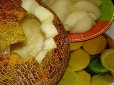 Курица с картошкой в дыне, запеченная в духовке по-узбекски