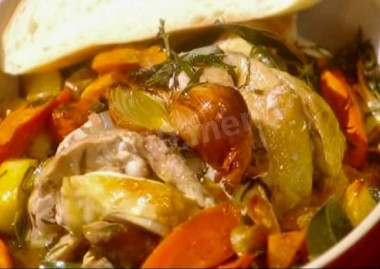 Курица с травами и овощами