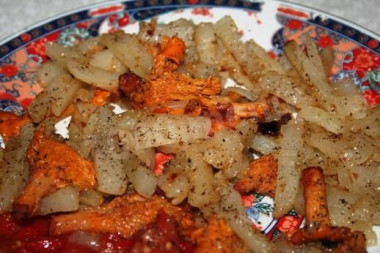 Жареные лисички с картошкой