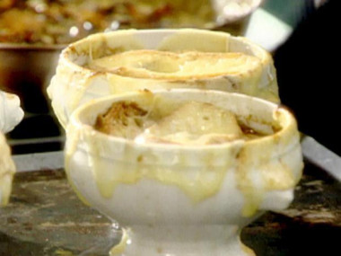 Луковый суп с сырными гренками, чесноком и твердым сыром