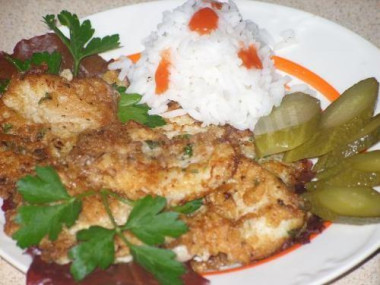 Минтай жареный с рисом и с соленными огурцами