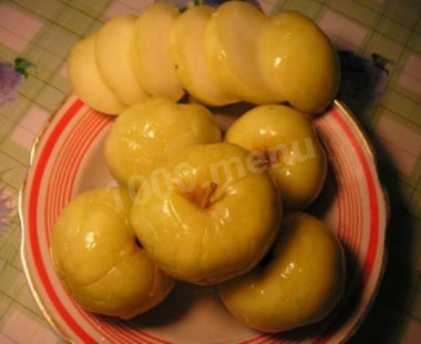Моченые яблоки с листьями смородины и вишни
