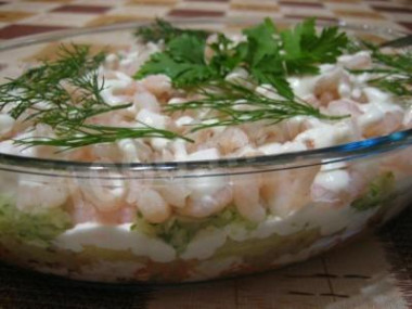 Морковный салат с креветками и огурцами