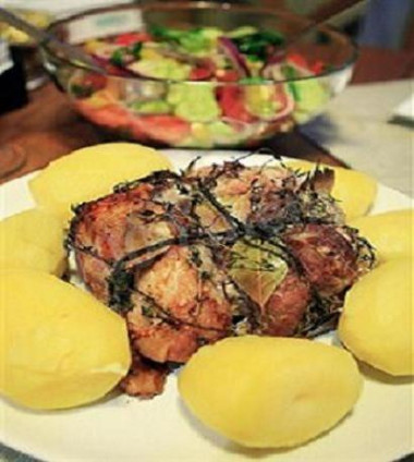 Окорок фаршированный рисом и черными бобами