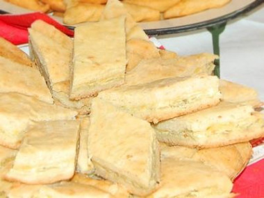 Творожный пирог слоеный с вареньем и сыром