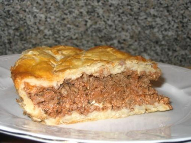 Дрожжевой пирог с мясным фаршем и рисом