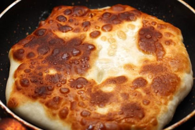 Молдавские плацинды с творогом, укропом и зеленым луком