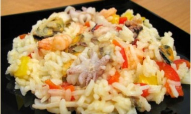 Рис с морепродуктами, луком и перцем